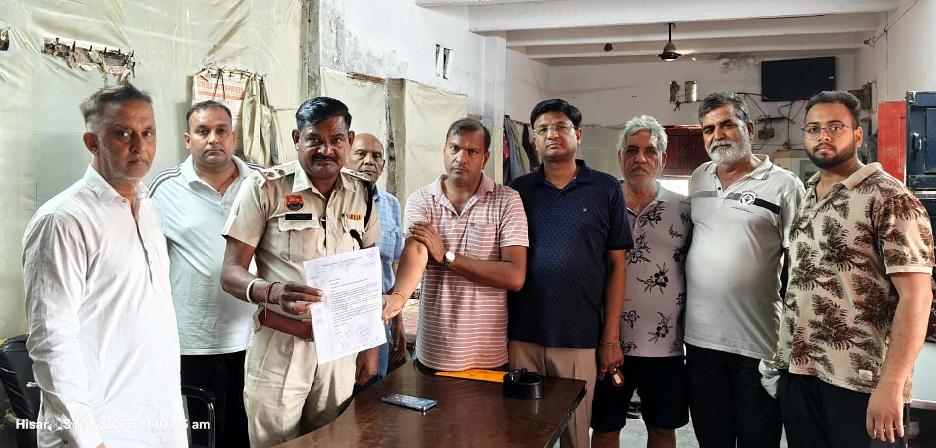 रामपुरा मोहल्ला रेजिडेंट वेलफेयर एसोसिएशन के पदाधिकारी पीजी के खिलाफ शिकायत देते हुए। रामपुरा मोहल्ला रेजिडेंट वेलफेयर एसोसिएशन के पदाधिकारी पीजी के खिलाफ शिकायत देते हुए।