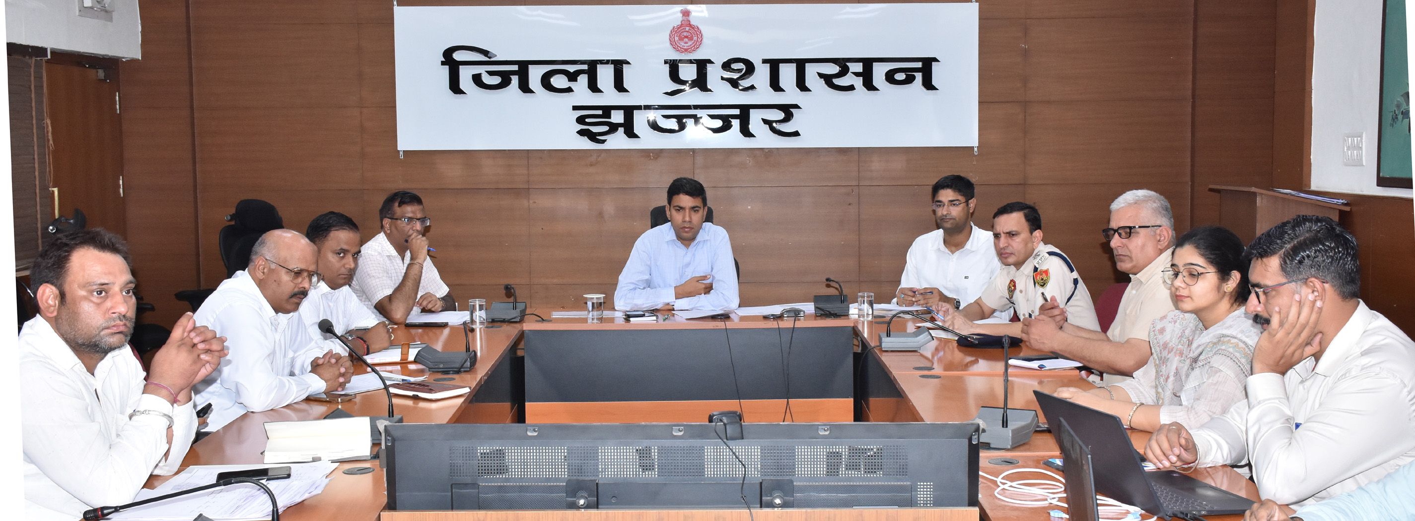 झज्जर में नीट के सफल आयोजन के लिए अधिकारियों की बैठक लेते उपायुक्त प्रदीप दहिया। झज्जर में नीट के सफल आयोजन के लिए अधिकारियों की बैठक लेते उपायुक्त प्रदीप दहिया।