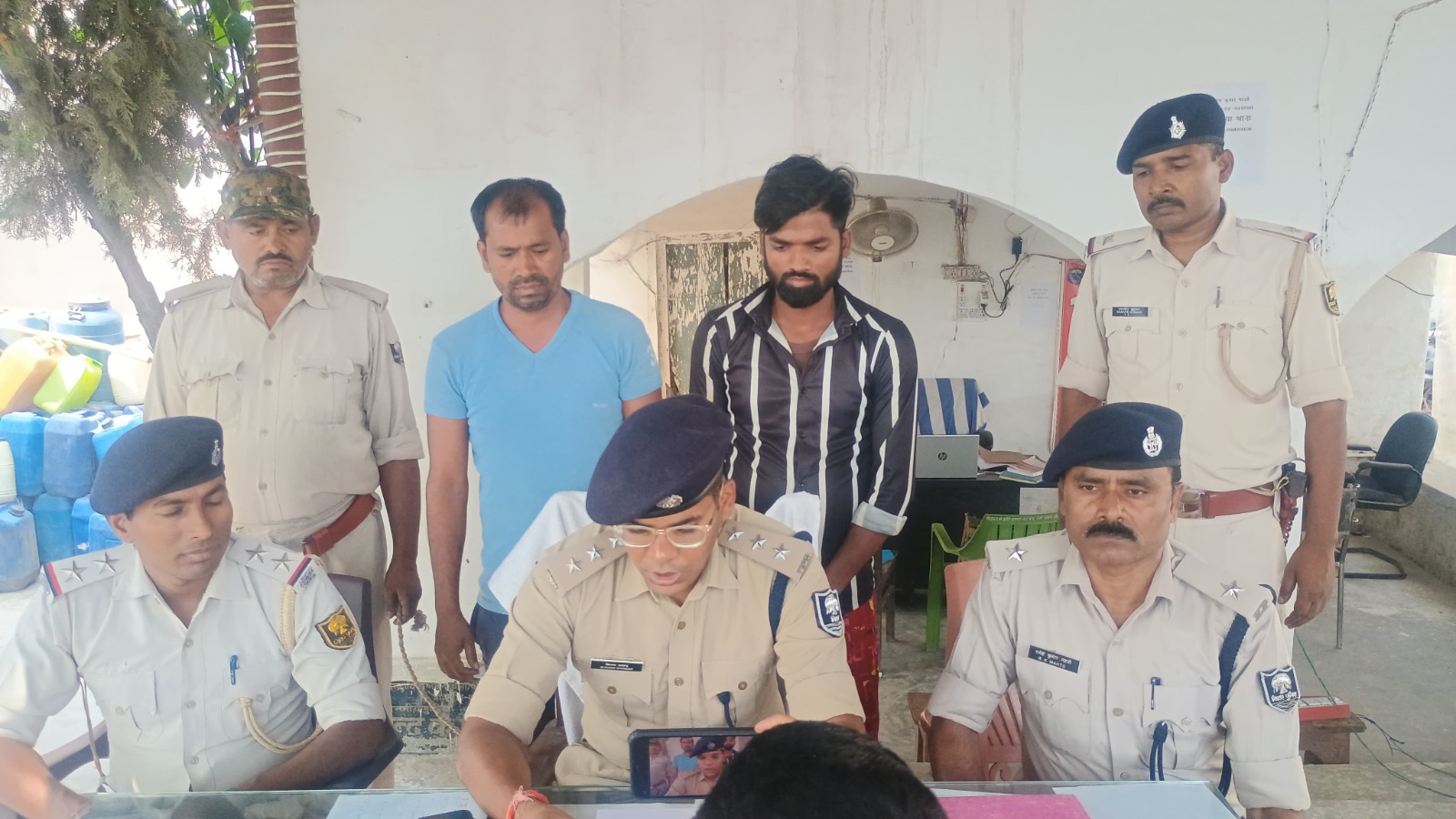 पुलिस गिरफ्त में हत्याकांड के दोनो आरोपी पुलिस गिरफ्त में हत्याकांड के दोनो आरोपी