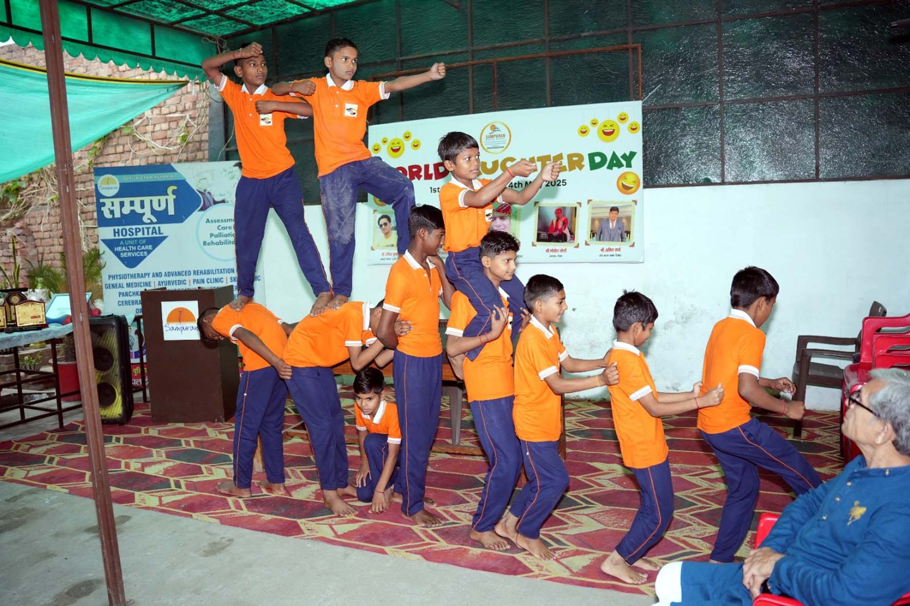 विश्व हास्य दिवस अवसर पर आयोजित कार्यक्रम में प्रस्तुति देते विद्यार्थी। विश्व हास्य दिवस अवसर पर आयोजित कार्यक्रम में प्रस्तुति देते विद्यार्थी।