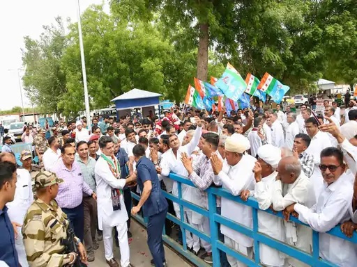 पायलट का जोधपुर एयरपोर्ट पहुंचने पर कांग्रेस पार्टी के कार्यकर्ताओं ने स्वागत किया। पायलट का जोधपुर एयरपोर्ट पहुंचने पर कांग्रेस पार्टी के कार्यकर्ताओं ने स्वागत किया।