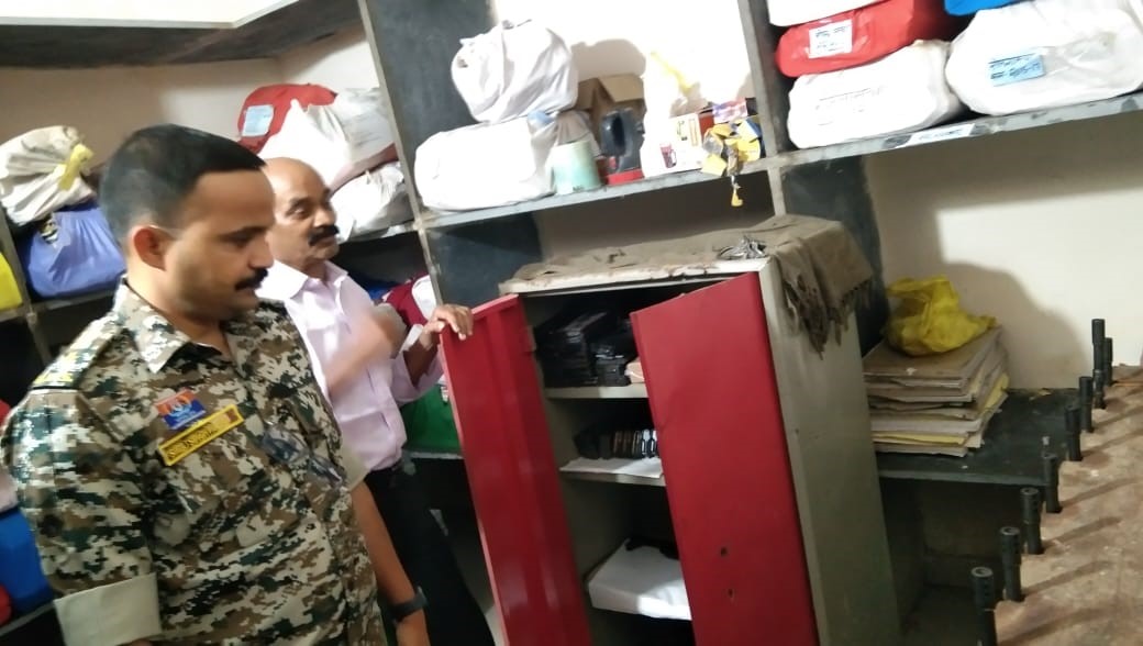 दुगली थाना में निरीक्षण करते हुए एसपी सूरज सिंह परिहार। दुगली थाना में निरीक्षण करते हुए एसपी सूरज सिंह परिहार।