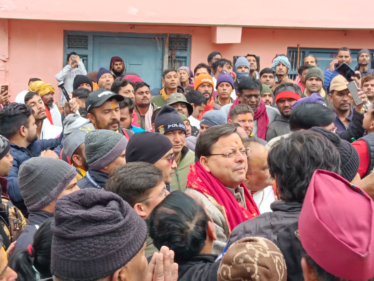 बद्रीनाथ धाम में कपाट खुलने के मौके पर श्रद्धालुओं के साथ मुख्यमंत्री पुष्कर  सिंह धामी।
