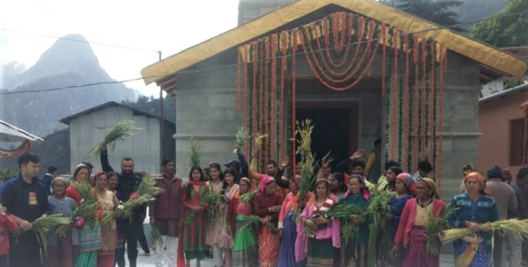 सुभाई गांव में भविष्य बदरी के कपाट खुलने के अवसर मौजूद ग्रामीण। सुभाई गांव में भविष्य बदरी के कपाट खुलने के अवसर मौजूद ग्रामीण।
