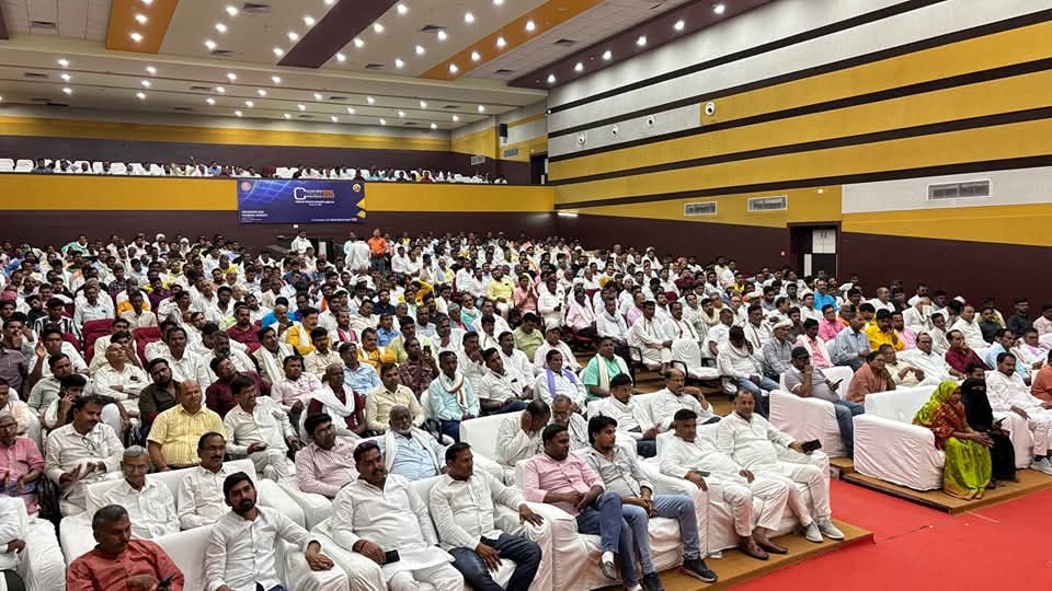 सम्मेलन में प्रतिभाग करते हुए सम्मानित जन