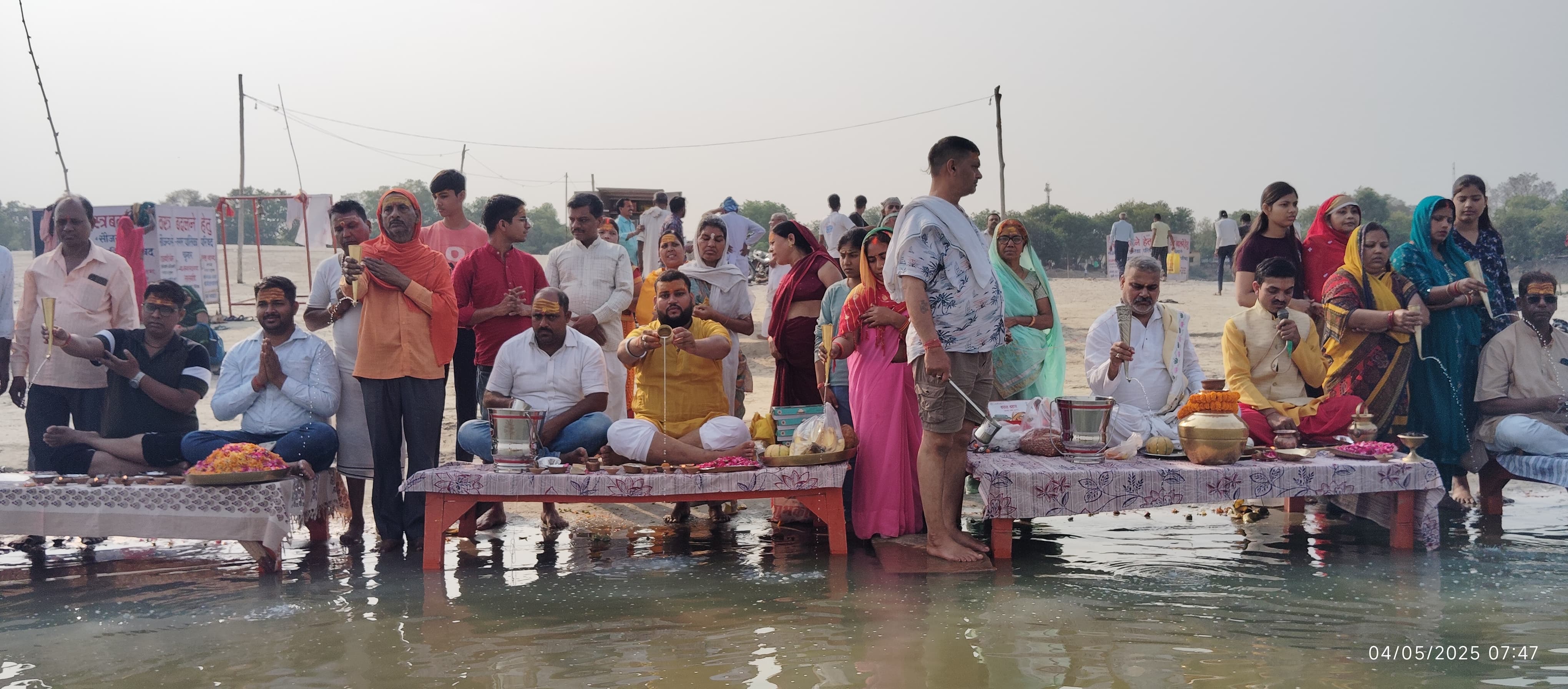 चुनार बालु घाट पर गंगा सप्तमी एवं गंगा अवतरण दिवस पर दुग्धाभिषेक करते आचार्य पंडित शशिकांत मिश्र व अन्य। चुनार बालु घाट पर गंगा सप्तमी एवं गंगा अवतरण दिवस पर दुग्धाभिषेक करते आचार्य पंडित शशिकांत मिश्र व अन्य।