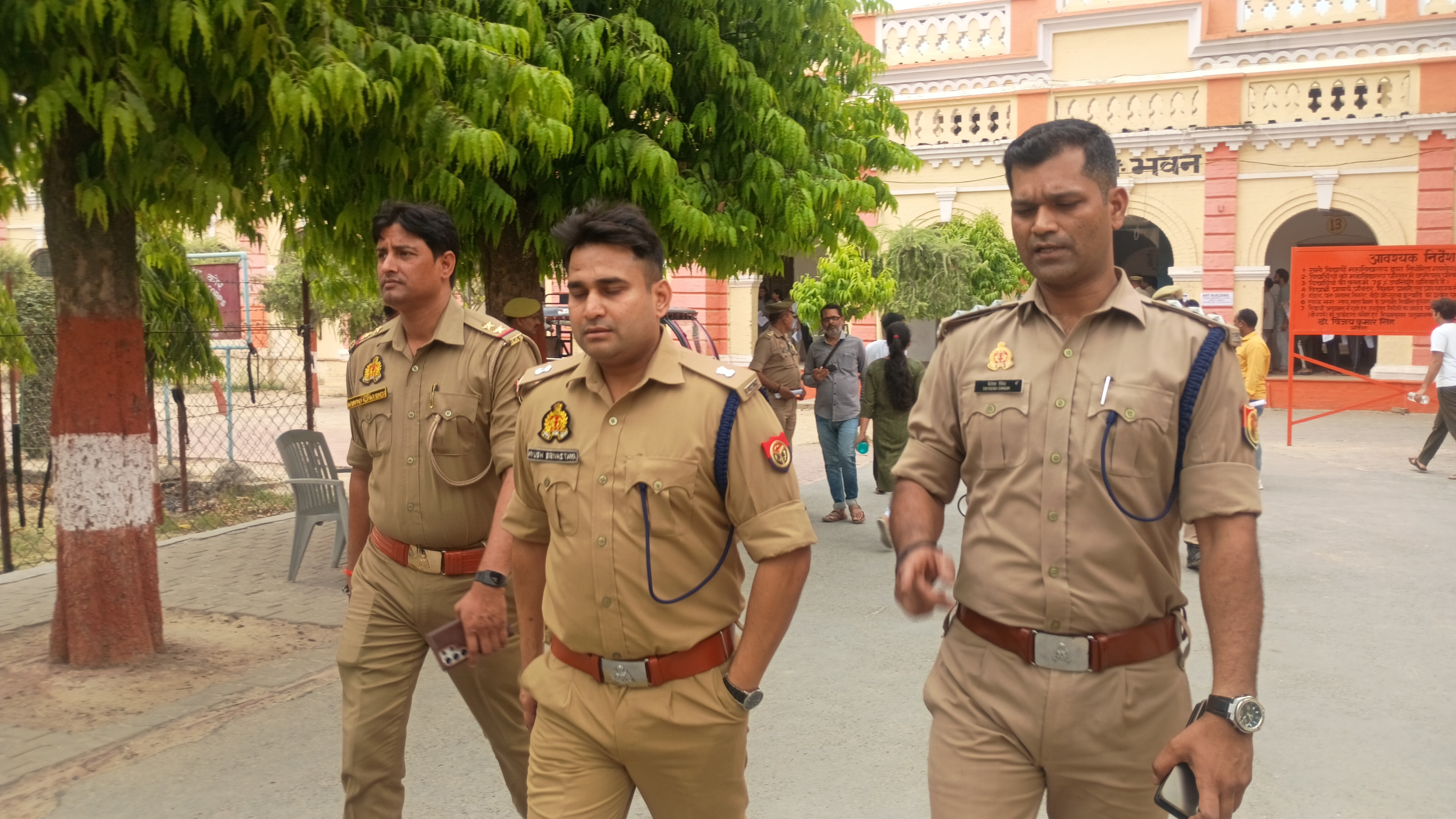 चेकिंग करते हुए अपर पुलिस अधीक्षक शहर आयुष कुमार श्रीवास्तव चेकिंग करते हुए अपर पुलिस अधीक्षक शहर आयुष कुमार श्रीवास्तव