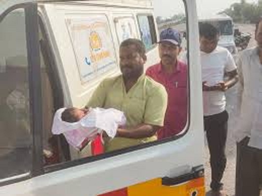 सतना में सड़क किनारे झोले के अंदर मिली नवजात बच्ची सतना में सड़क किनारे झोले के अंदर मिली नवजात बच्ची