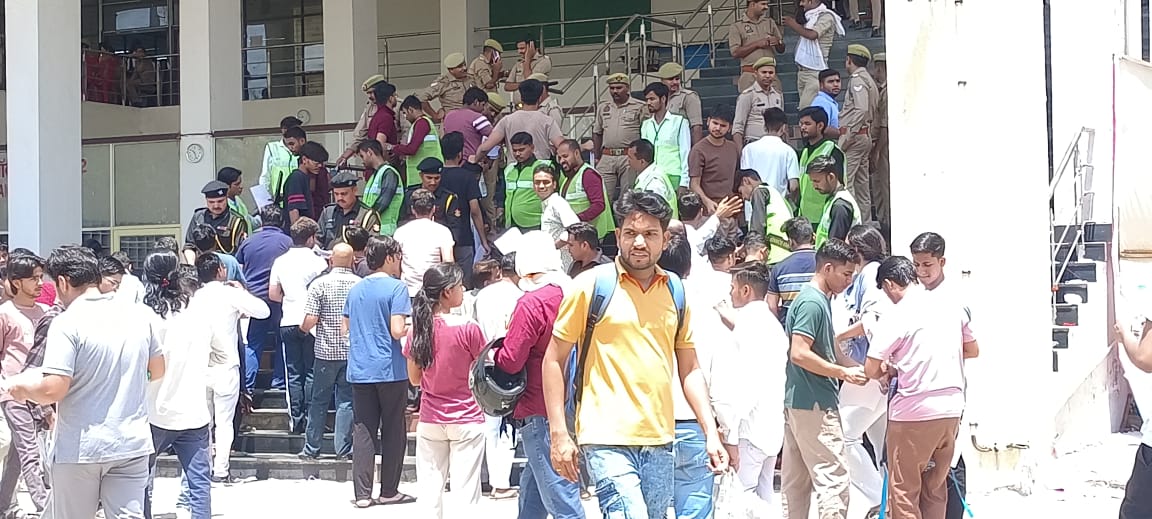 परीक्षा देकर बाहर निकलते अभ्यर्थी