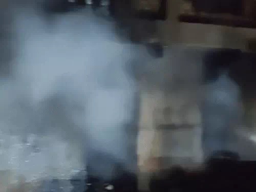 आगजनी की घटना के बाद दमकल की मदद से आग पर काबू पाया गया। आगजनी की घटना के बाद दमकल की मदद से आग पर काबू पाया गया।