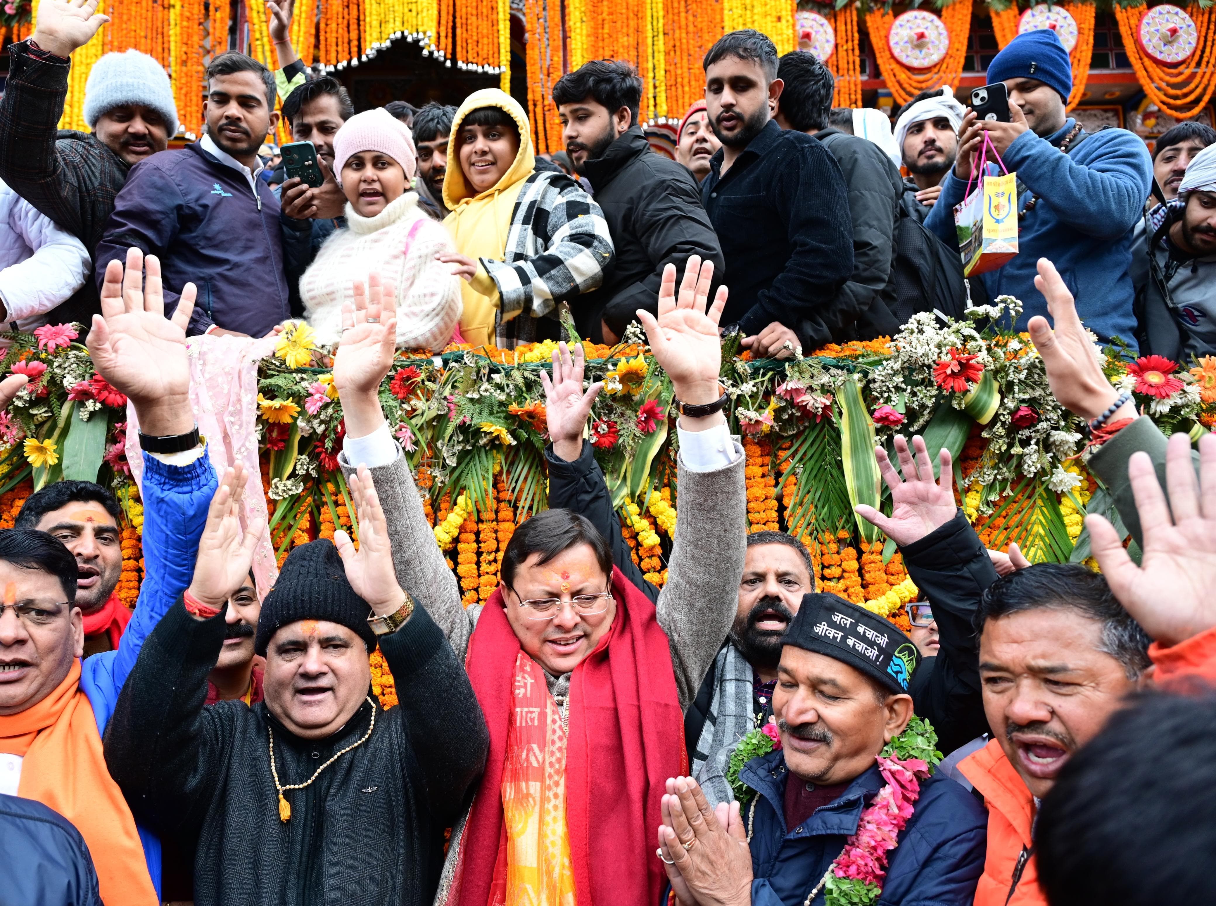 मुख्यमंत्री पुष्कर सिंह धामी बदरीनाथ धाम में तीर्थयार्थियों के साथ।