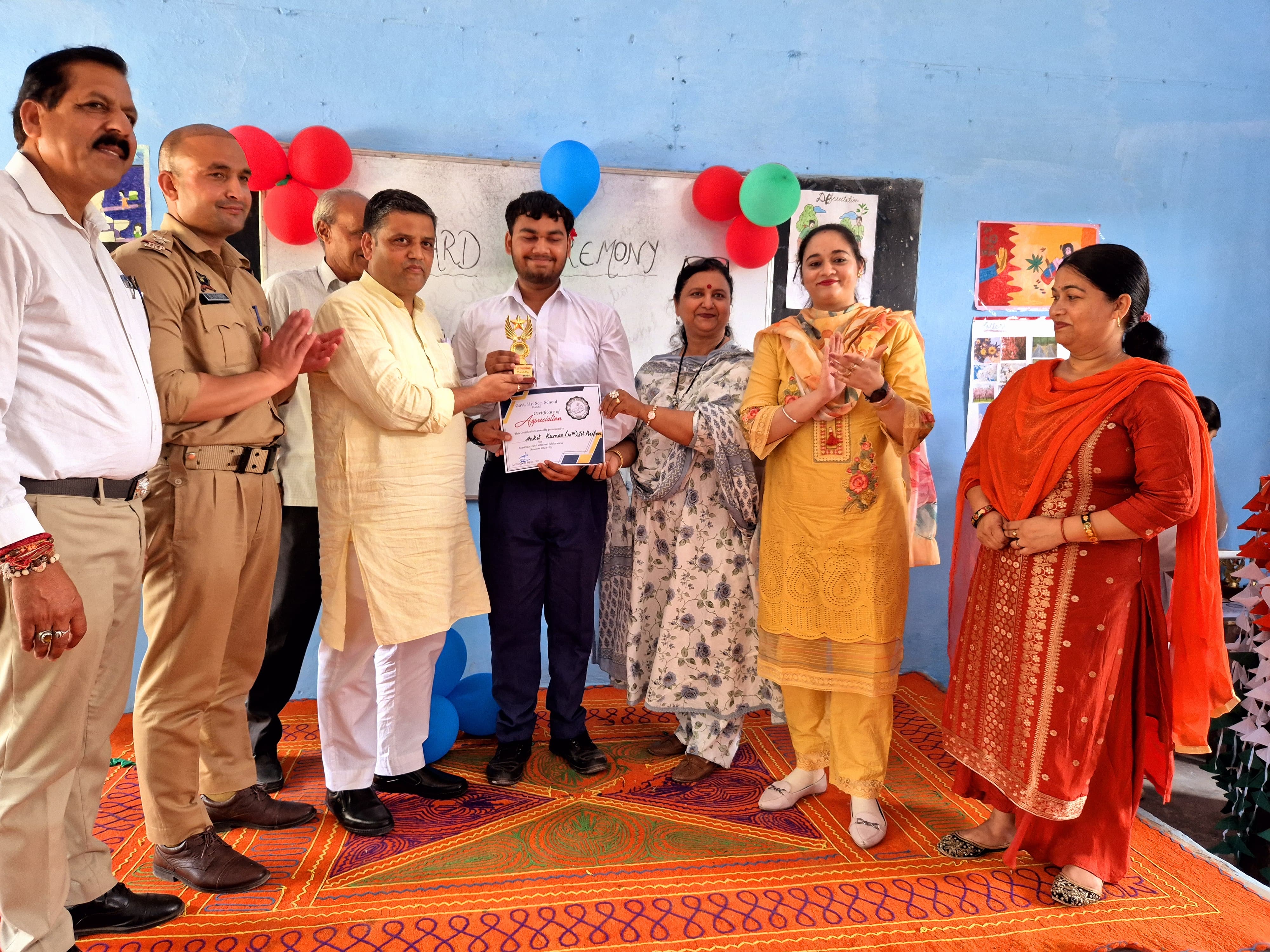 योग्यता के अनुसार अकादमिक यात्रा तैयार करें: विधायक मढ़ ने मेधावी उत्तीर्ण छात्रों से कहा योग्यता के अनुसार अकादमिक यात्रा तैयार करें: विधायक मढ़ ने मेधावी उत्तीर्ण छात्रों से कहा