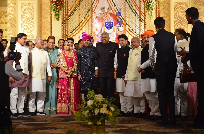 विधानसभा अध्यक्ष तोमर के सुपुत्र के आशीर्वाद समारोह में शामिल हुए उप राष्ट्रपति विधानसभा अध्यक्ष तोमर के सुपुत्र के आशीर्वाद समारोह में शामिल हुए उप राष्ट्रपति
