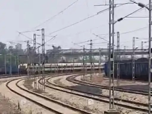 कोरबा : मेमू लोकल गेवरारोड स्टेशन की बजाय न्यू कुसमुंडा रेलवे साइडिंग जा पहुंची,लापरवाह 2 स्टेशन मास्टर सस्पेंड कोरबा : मेमू लोकल गेवरारोड स्टेशन की बजाय न्यू कुसमुंडा रेलवे साइडिंग जा पहुंची,लापरवाह 2 स्टेशन मास्टर सस्पेंड