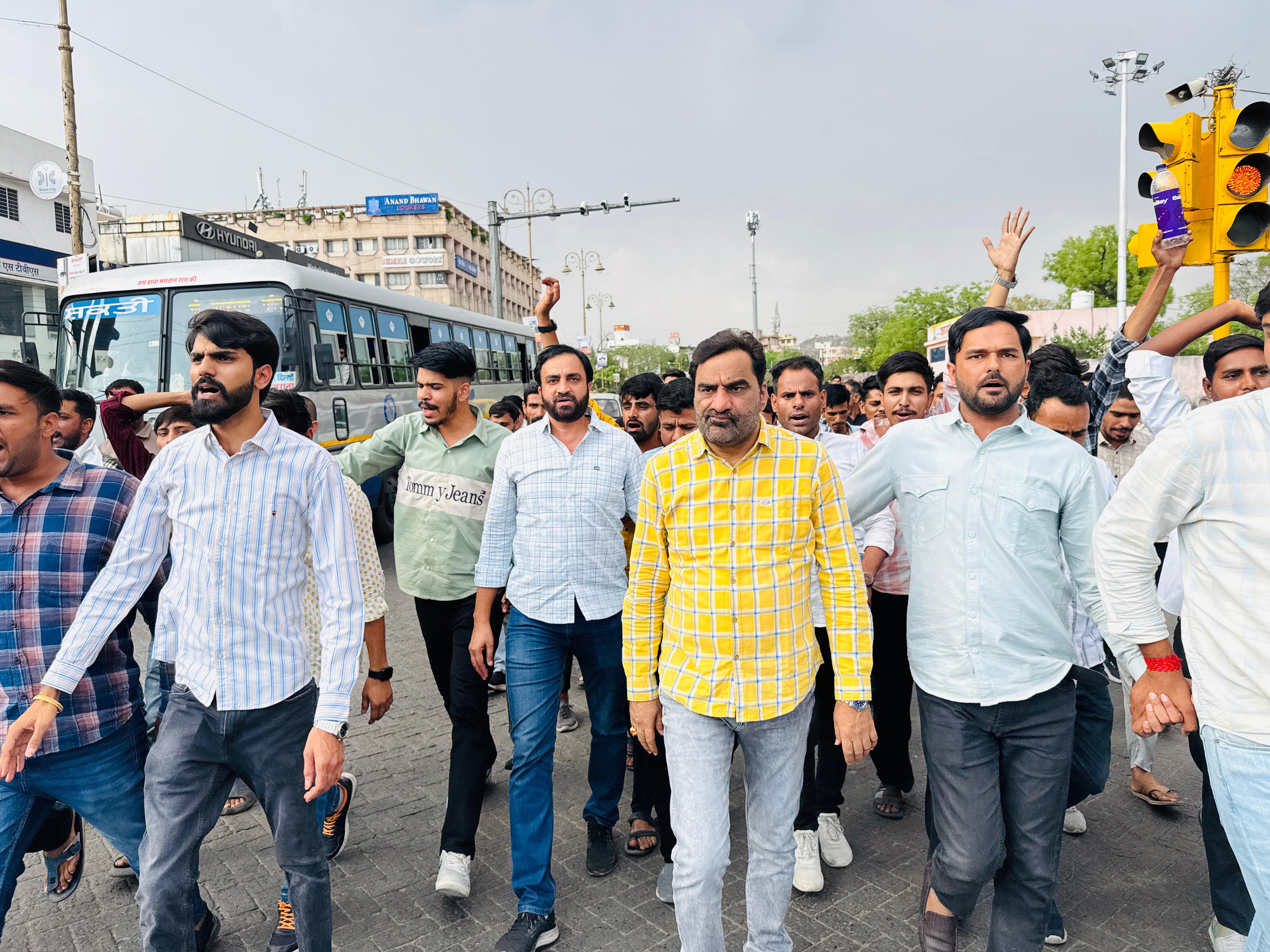 आरपीएससी और एसआई भर्ती घोटाले पर सरकार की चुप्पी शर्मनाक आरपीएससी और एसआई भर्ती घोटाले पर सरकार की चुप्पी शर्मनाक