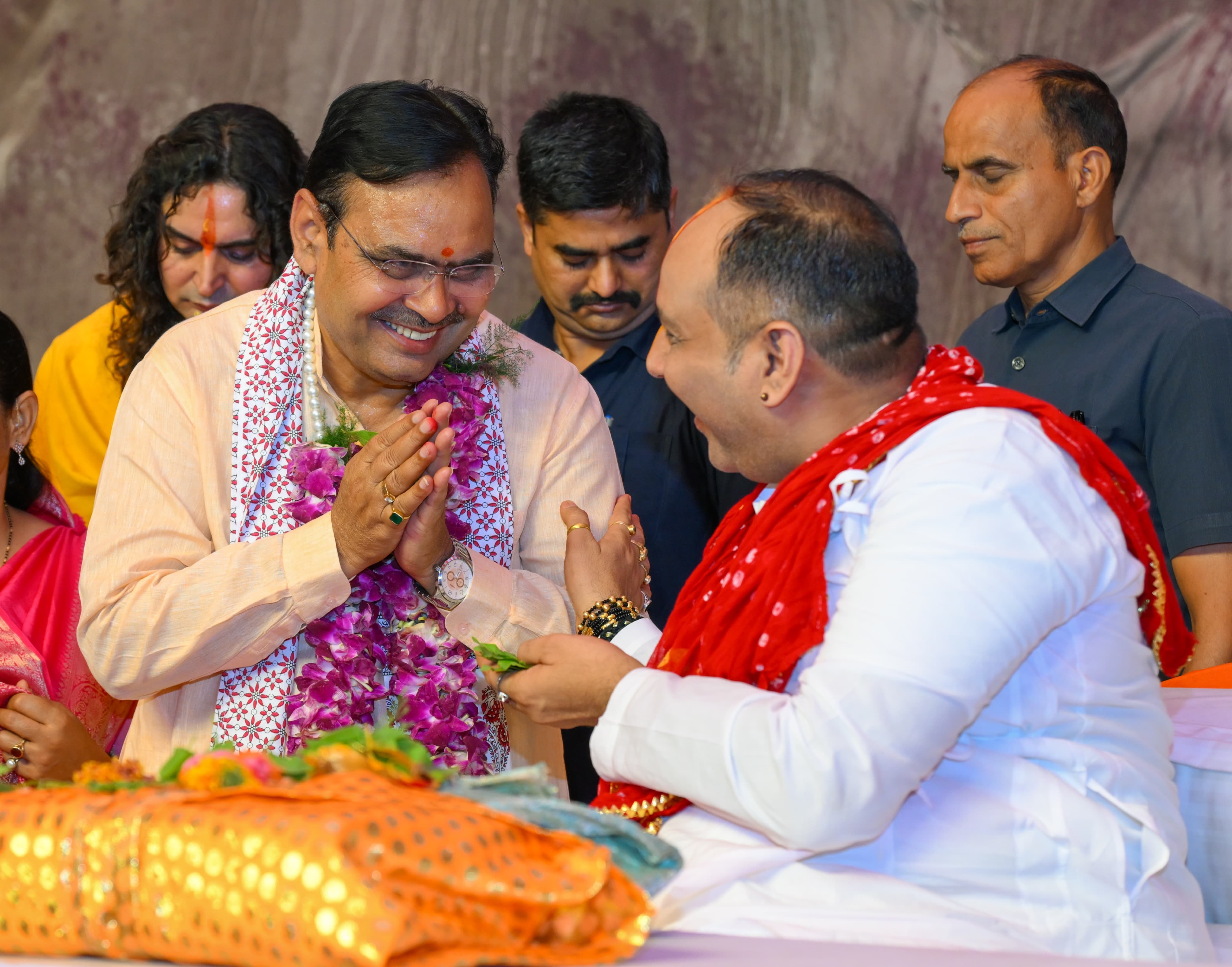 पंडित प्रदीप मिश्रा से मुलाकात। पंडित प्रदीप मिश्रा से मुलाकात।