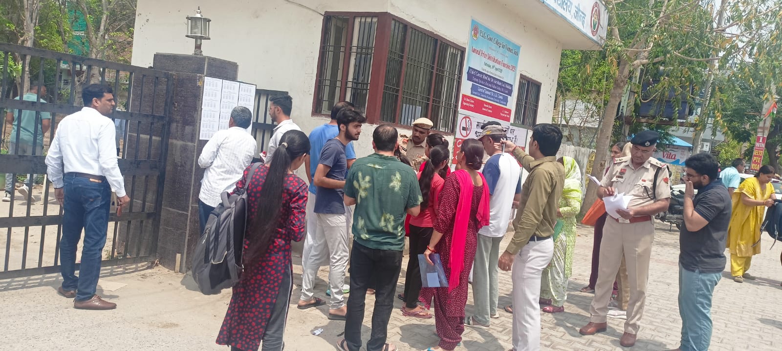 परीक्षा केदो के बाहर डॉक्यूमेंट चेक करते पुलिसकर्मी परीक्षा केदो के बाहर डॉक्यूमेंट चेक करते पुलिसकर्मी