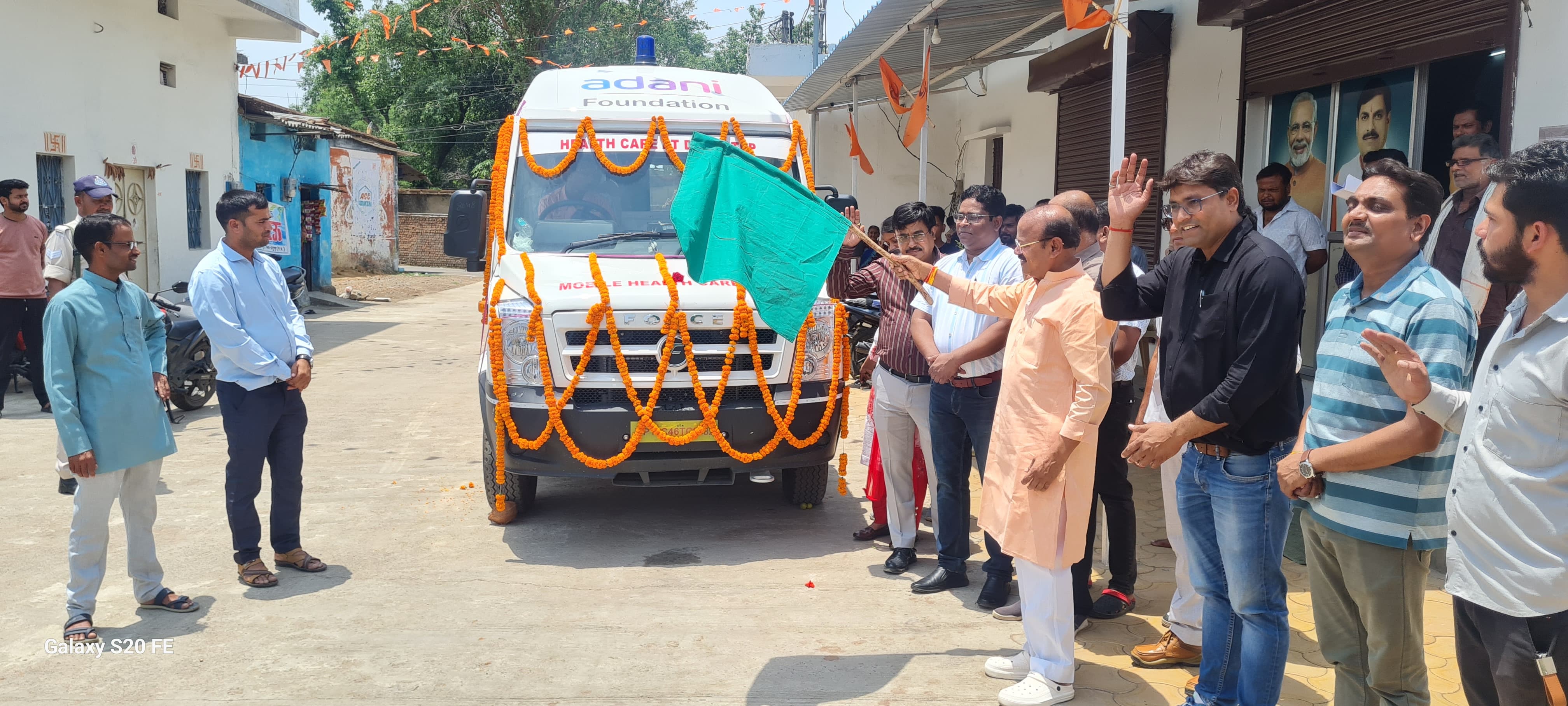 मंत्री जायसवाल ने झंडी दिखा करहेल्थ केयर यूनिट सेवा काे रवाना करते हुए मंत्री जायसवाल ने झंडी दिखा करहेल्थ केयर यूनिट सेवा काे रवाना करते हुए