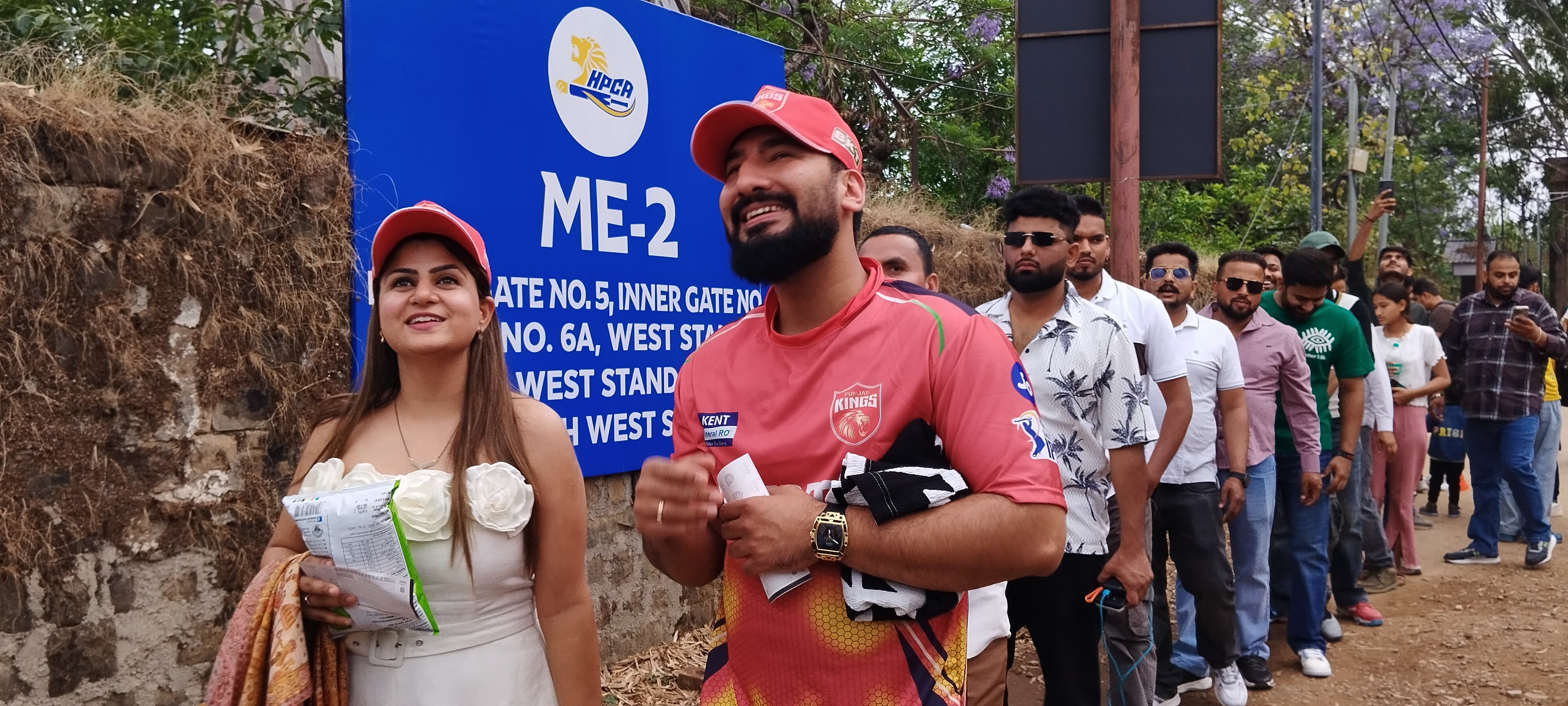 स्टेडियम में एंट्री के लिए लाइनों में खड़े क्रिकेट प्रेमी। स्टेडियम में एंट्री के लिए लाइनों में खड़े क्रिकेट प्रेमी।