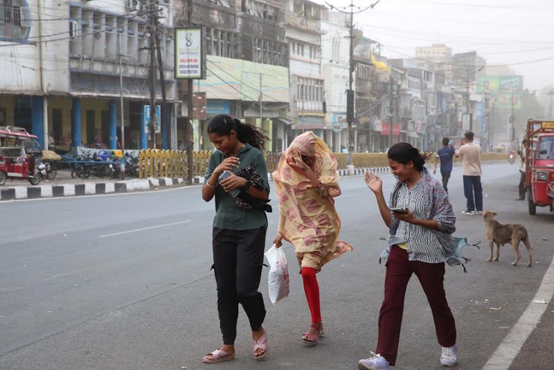राजधानी भोपाल में शनिवार को आंधी के साथ बारिश हुई राजधानी भोपाल में शनिवार को आंधी के साथ बारिश हुई