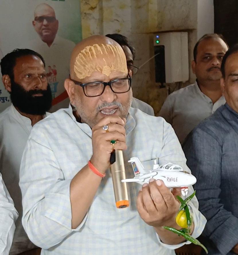 प्रेस वार्ता में प्रदेश कांग्रेस अध्यक्ष प्रतीकात्मक रूप से राफेल लड़ाकू विमान का मॉडल लिए हुए
