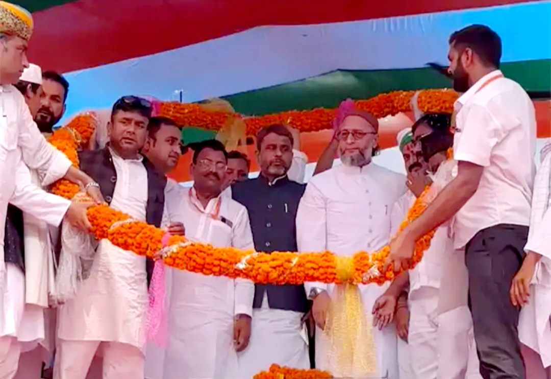 औबैसी का स्वागत करते लोग