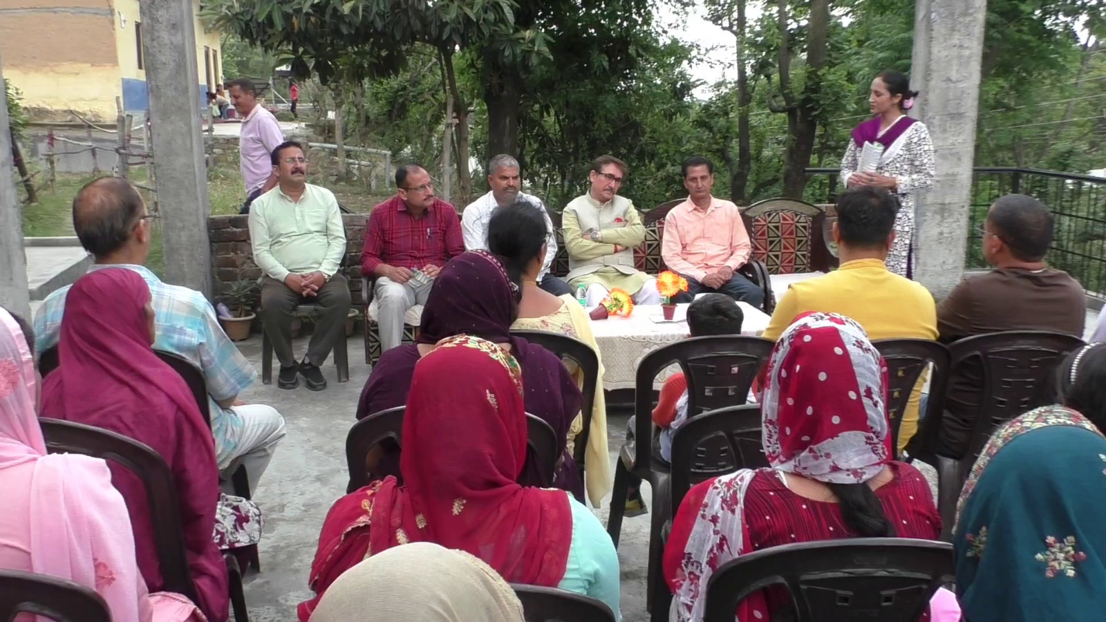 जन सम्पर्क अभियान के दौरान भाजपा नेता विपिन परमार और अन्य।