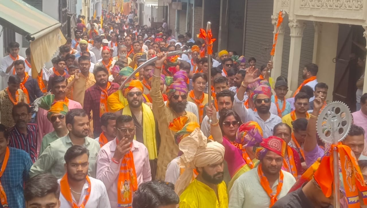 शोभायात्रा में शामिल लोग शोभायात्रा में शामिल लोग