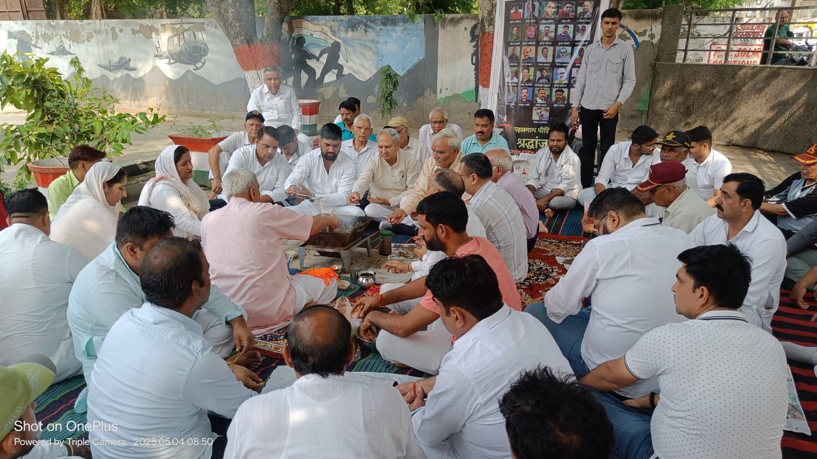 पहलगाम घटना के मृतकों की 13वीं पर यज्ञ में आहुति देते सामाजिक कार्यकर्ता। पहलगाम घटना के मृतकों की 13वीं पर यज्ञ में आहुति देते सामाजिक कार्यकर्ता।
