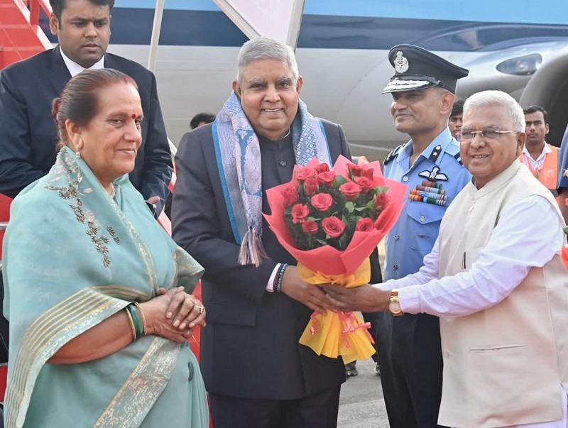 उप राष्ट्रपति का विमानतल पर आत्मीय स्वागत उप राष्ट्रपति का विमानतल पर आत्मीय स्वागत