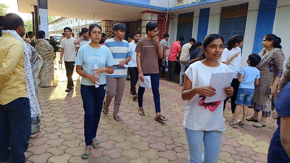 भोपाल राव पवार शासकीय पालिटेक्निक रुद्री से नीट की परीक्षा देकर निकलते परीक्षार्थी। भोपाल राव पवार शासकीय पालिटेक्निक रुद्री से नीट की परीक्षा देकर निकलते परीक्षार्थी।