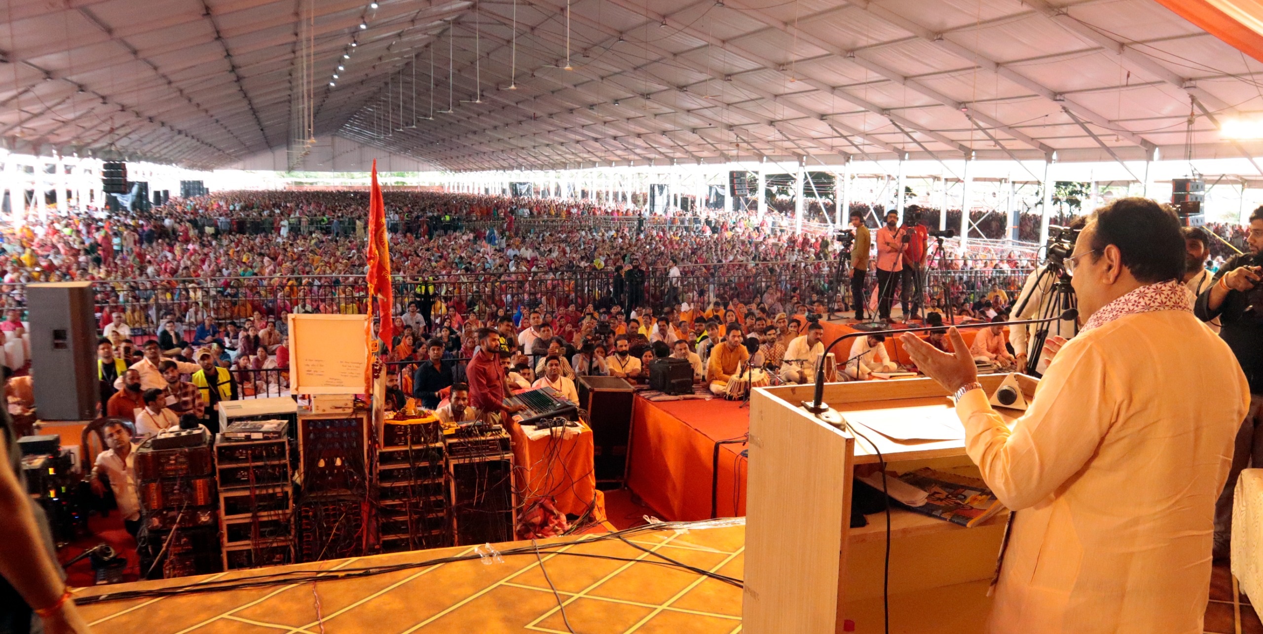 कथा में माैजूद सीएम। कथा में माैजूद सीएम।