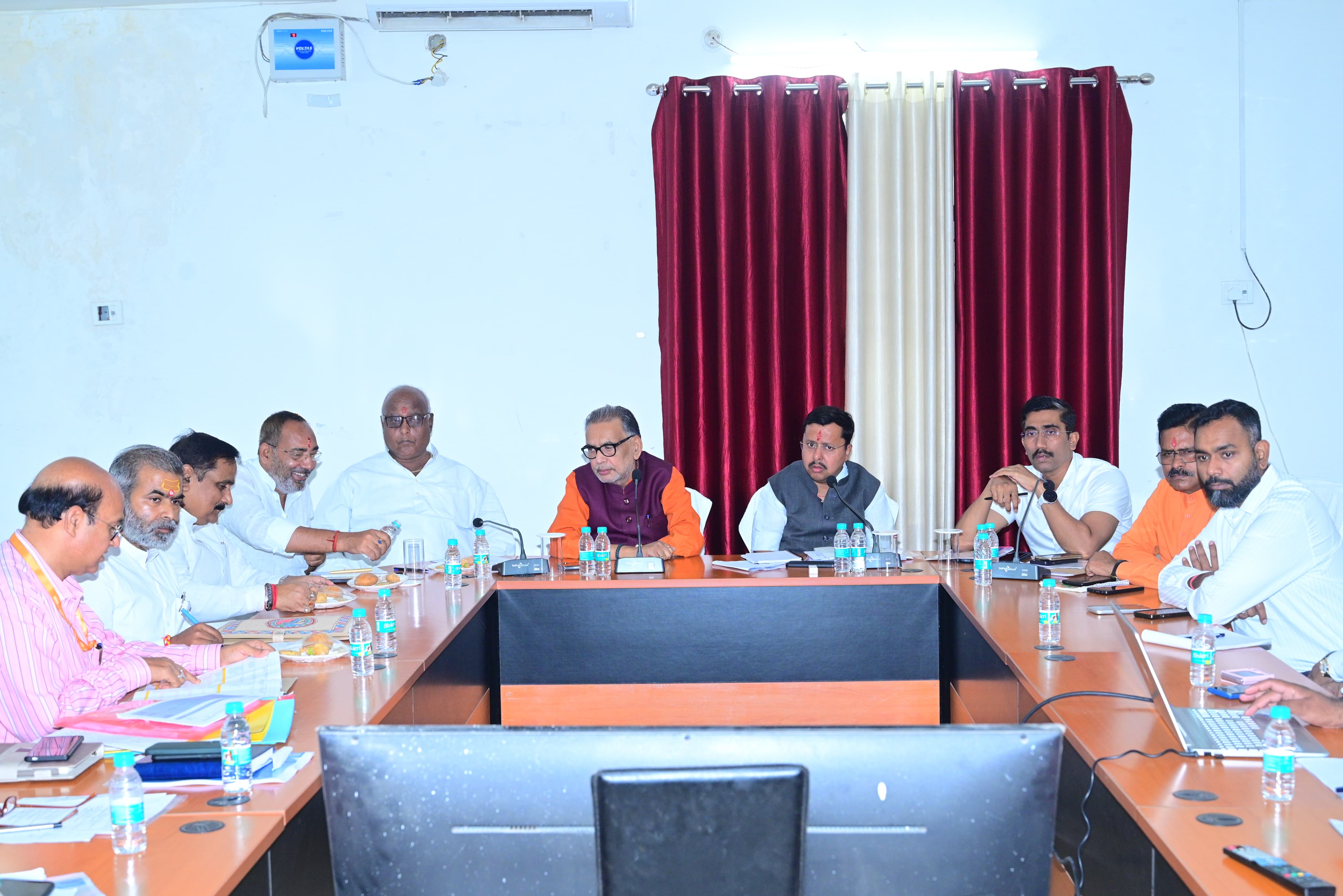 मोतिहारी में बैठक करते पथ निर्माण मंत्री नितिन नवीन मोतिहारी में बैठक करते पथ निर्माण मंत्री नितिन नवीन