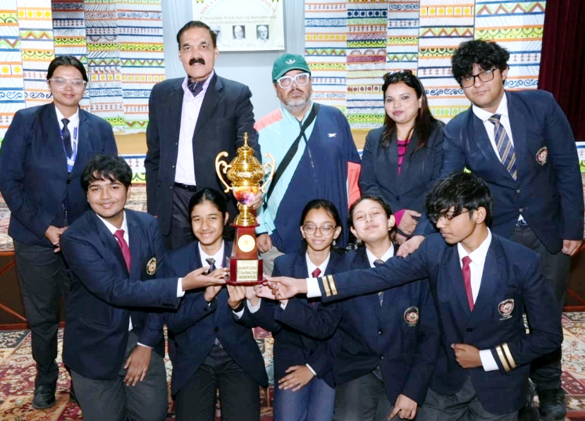 प्रतियोगिता के विजेताओं को पुरस्कृत करते प्रधानाचार्य अनिल शर्मा। प्रतियोगिता के विजेताओं को पुरस्कृत करते प्रधानाचार्य अनिल शर्मा।