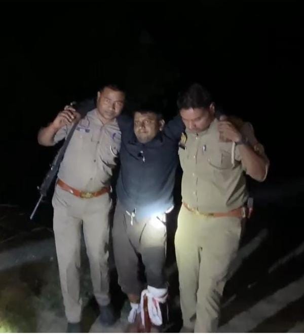 घायलों आरोपित को ले जाती पुलिस घायलों आरोपित को ले जाती पुलिस