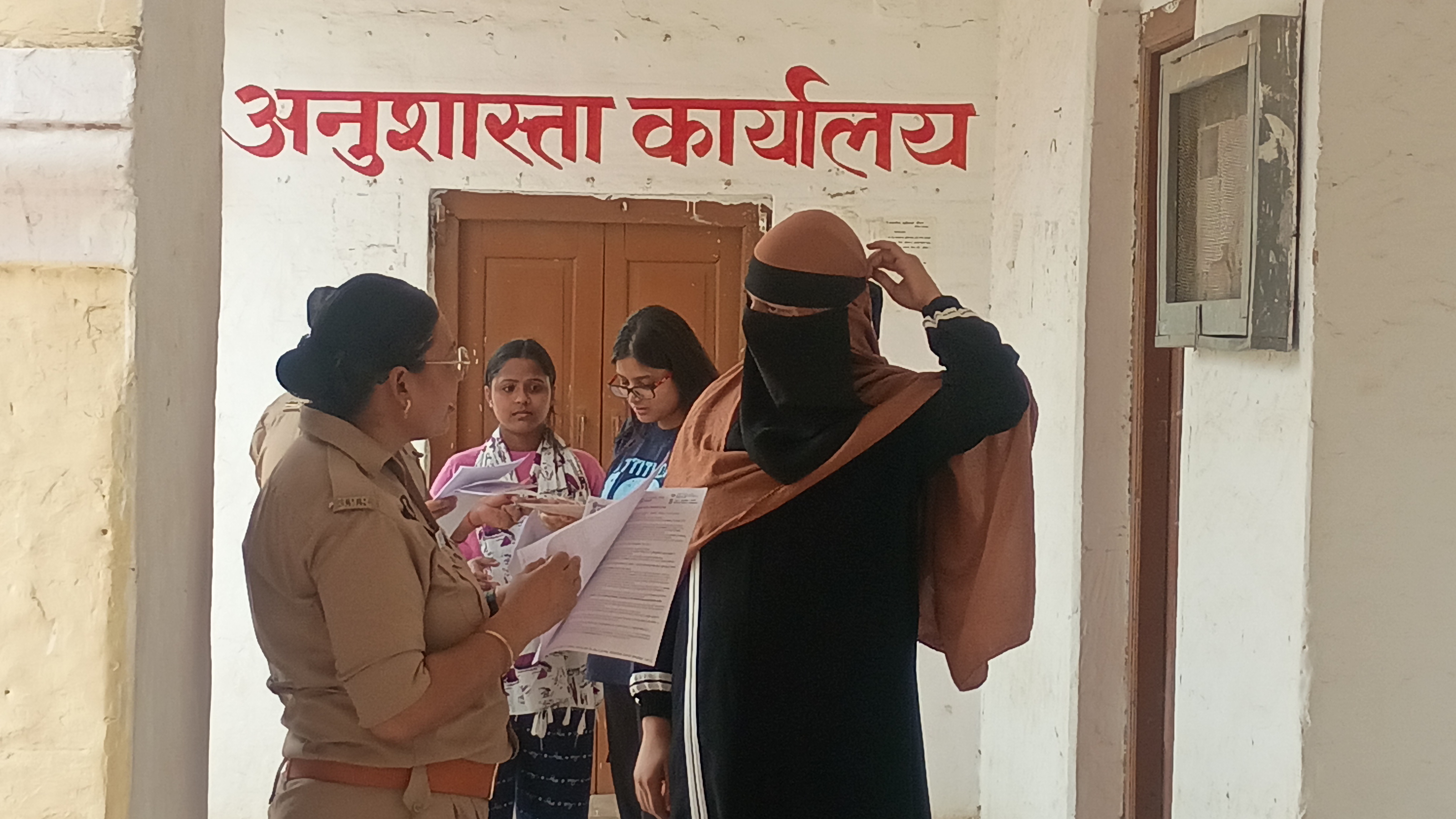 चेकिंग करते हुए शिक्षक सुरक्षा कर्मी चेकिंग करते हुए शिक्षक सुरक्षा कर्मी