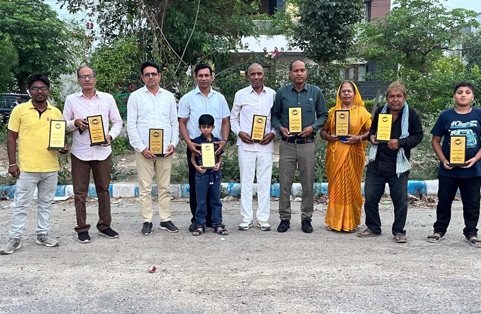 सेक्टर 1-4 की रेजिडेंट वैलफेयर एसोसिएशन द्वारा सम्मानित होने वाले ग्रीन ग्लोबल ग्रुप के कार्यकर्ता। सेक्टर 1-4 की रेजिडेंट वैलफेयर एसोसिएशन द्वारा सम्मानित होने वाले ग्रीन ग्लोबल ग्रुप के कार्यकर्ता।