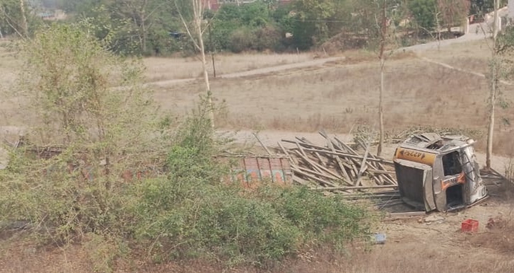 गहरी खाई में गिरा ट्रेलर। गहरी खाई में गिरा ट्रेलर।