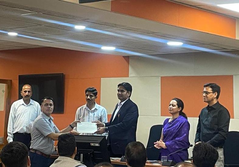 तहसीलदार को सम्मानित करते हुए उपायुक्त कांगड़ा। तहसीलदार को सम्मानित करते हुए उपायुक्त कांगड़ा।