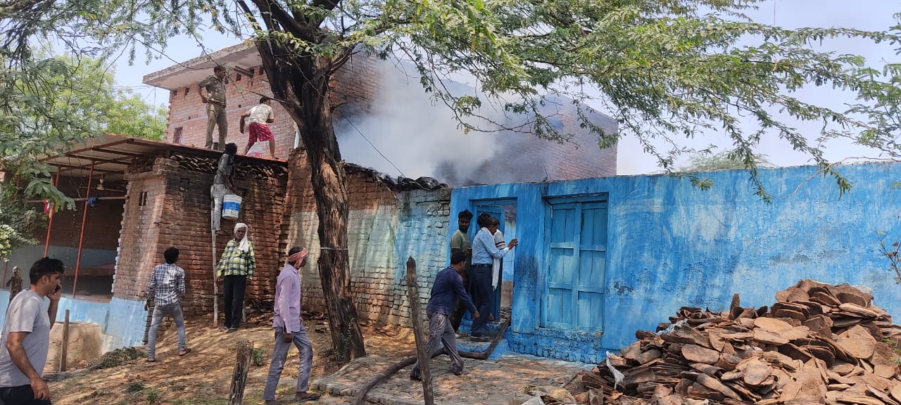 गैस सिलेंडर रिसाव से लगी आग,पांच घर जले गैस सिलेंडर रिसाव से लगी आग,पांच घर जले