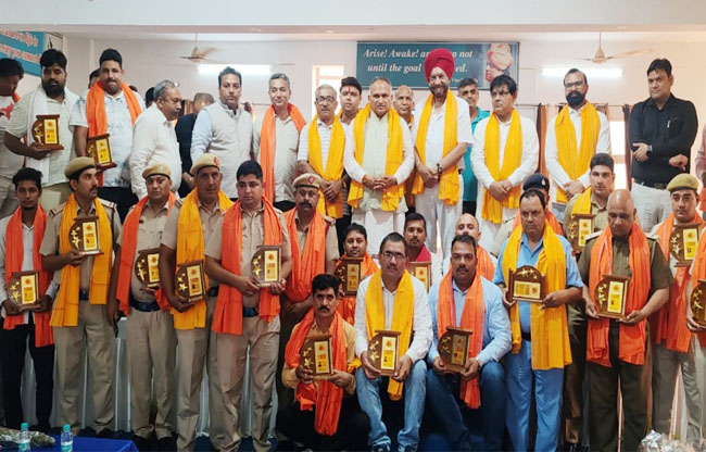 सोनीपत: सेफ इंडिया फाउंडेशन द्वारा श्रमिको को श्रमिक सम्मान अवार्ड से सम्मानित करते हुए मेयर सोनीपत: सेफ इंडिया फाउंडेशन द्वारा श्रमिको को श्रमिक सम्मान अवार्ड से सम्मानित करते हुए मेयर