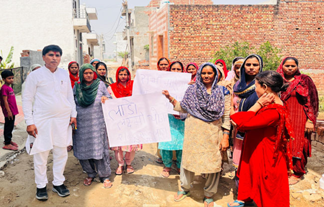 सोनीपत: महिला अधिकारों को लेकर भाजपा सरकार के खिलाफ प्रदर्शन करती महिलाएं सोनीपत: महिला अधिकारों को लेकर भाजपा सरकार के खिलाफ प्रदर्शन करती महिलाएं