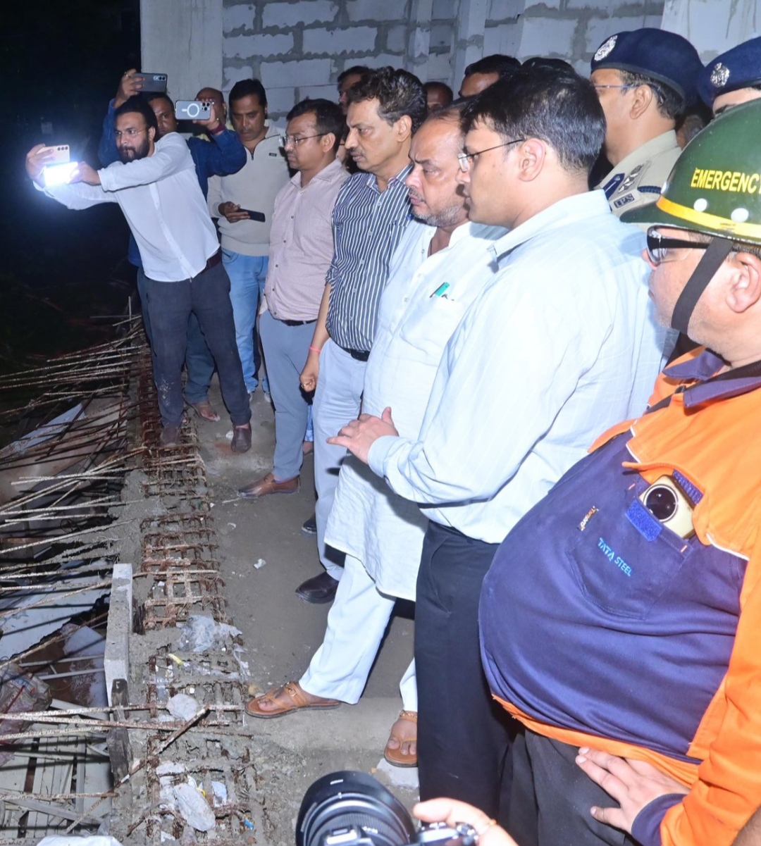 घटनास्थल का निरीक्षण करते स्वास्थ्य मंत्री सहित अन्य घटनास्थल का निरीक्षण करते स्वास्थ्य मंत्री सहित अन्य