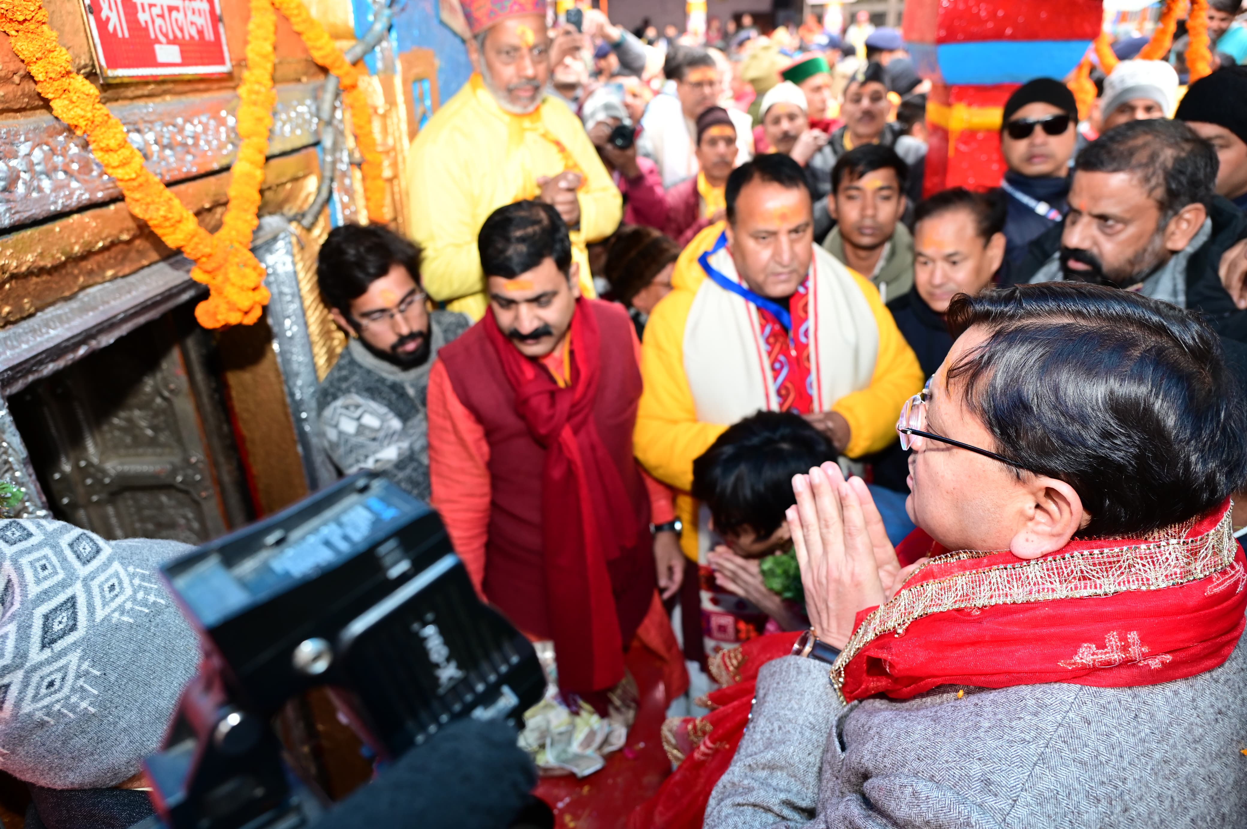 मुख्यमंत्री पुष्कर सिंह धामी बद्रीनाथ में पूजा करते हुए। मुख्यमंत्री पुष्कर सिंह धामी बद्रीनाथ में पूजा करते हुए।