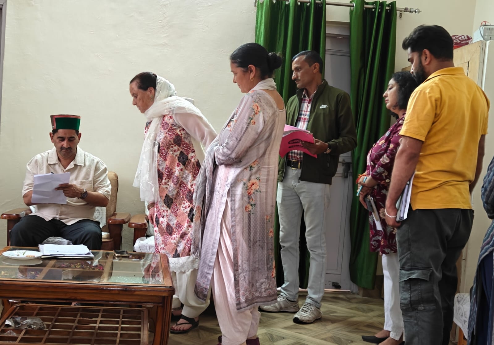 जनसमस्याएं सुनते हुए केवल पठानिया। जनसमस्याएं सुनते हुए केवल पठानिया।