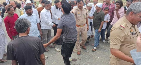 थाना भोजपुर क्षेत्र की ग्राम पंचायत कोरबाकु के पास हुए दर्दनाक हादसे के बाद जमा लोगों की भीड़। थाना भोजपुर क्षेत्र की ग्राम पंचायत कोरबाकु के पास हुए दर्दनाक हादसे के बाद जमा लोगों की भीड़।