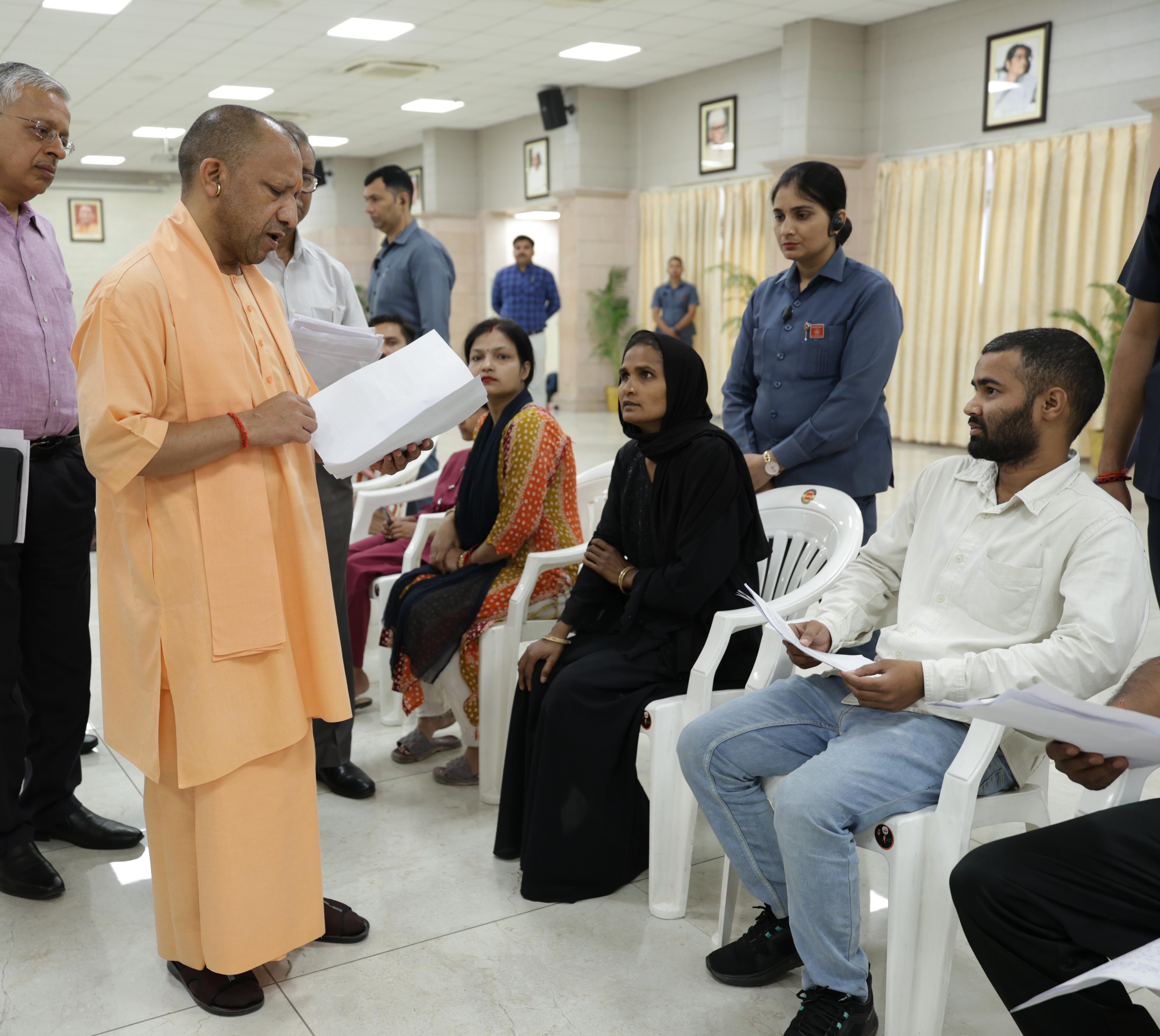 जनता दर्शन के दौरान सुनवाई करते मुख्यमंत्री योगी जनता दर्शन के दौरान सुनवाई करते मुख्यमंत्री योगी