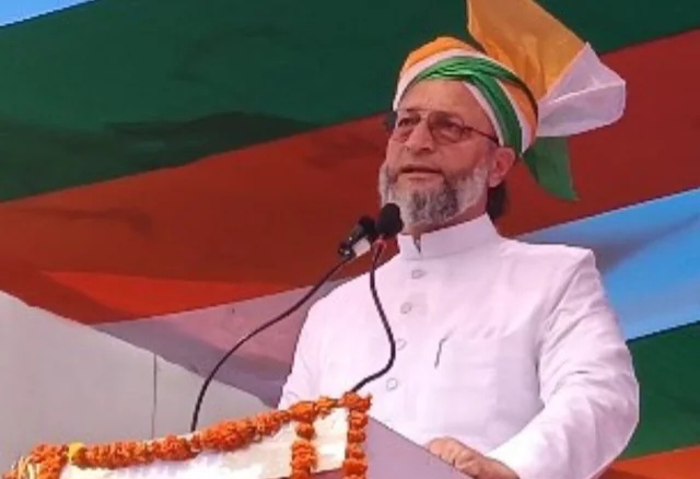 मोतिहारी के ढाका में जनसभा को संबोधित करते ओबैसी मोतिहारी के ढाका में जनसभा को संबोधित करते ओबैसी