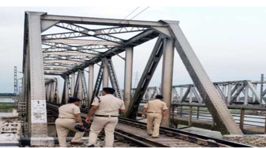 आतंकी हमलों के चलते रेलवे पुलिस के साथ बीएसएफ अलर्ट आतंकी हमलों के चलते रेलवे पुलिस के साथ बीएसएफ अलर्ट