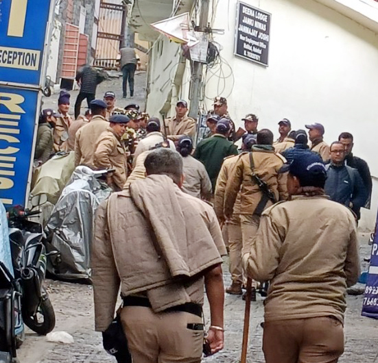 नगर के रुकुट कंपाउंड क्षेत्र की ओर गस्त करते सुरक्षा बल। नगर के रुकुट कंपाउंड क्षेत्र की ओर गस्त करते सुरक्षा बल।